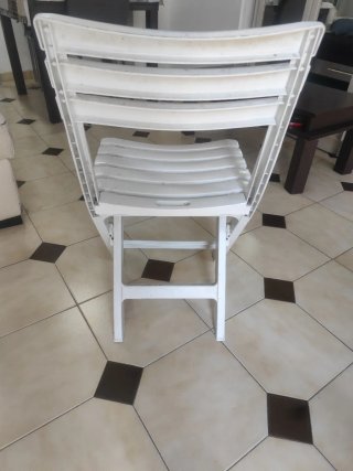 Silla plegable de madera blanca