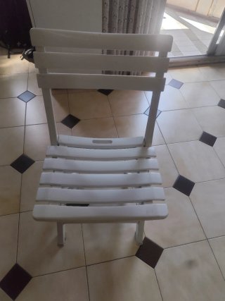 Silla plegable de madera blanca
