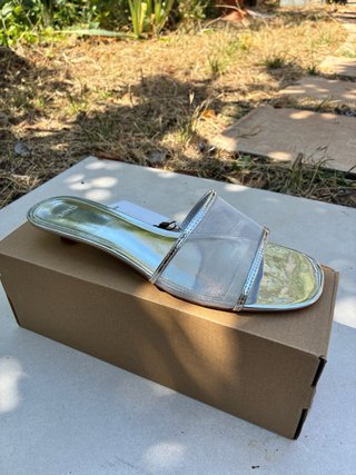 Sandalias Mango plateadas nuevas sin estrenar.