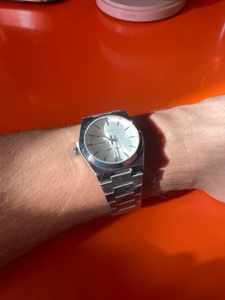 Reloj Anne Klein Quartz plateado esfera blanca
