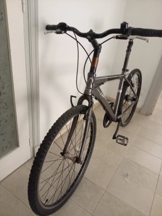Bicicleta de montaña gris
