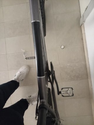 Bicicleta de montaña gris