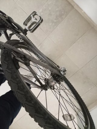 Bicicleta de montaña gris