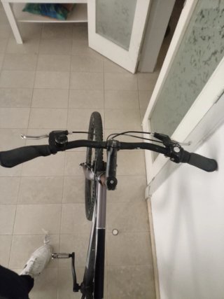 Bicicleta de montaña gris
