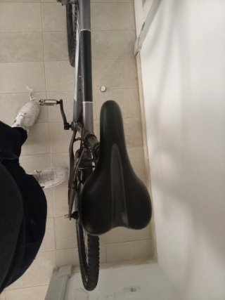 Bicicleta de montaña gris