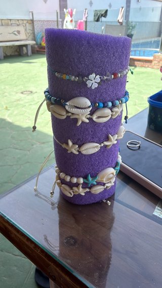 Pulseras de conchas y abalorios