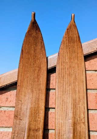 Antiguos esquís de madera con bastones