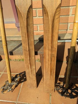 Antiguos esquís de madera con bastones