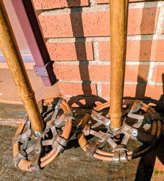 Antiguos esquís de madera con bastones