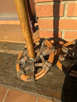 Antiguos esquís de madera con bastones