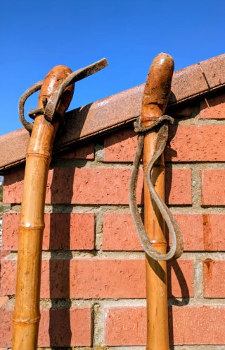Antiguos esquís de madera con bastones
