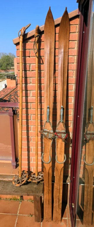Antiguos esquís de madera con bastones