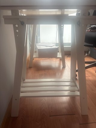 Escritorio blanco de madera con caballetes