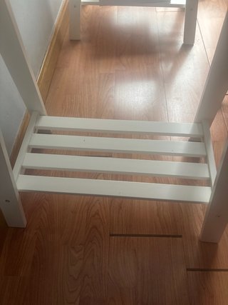 Escritorio blanco de madera con caballetes