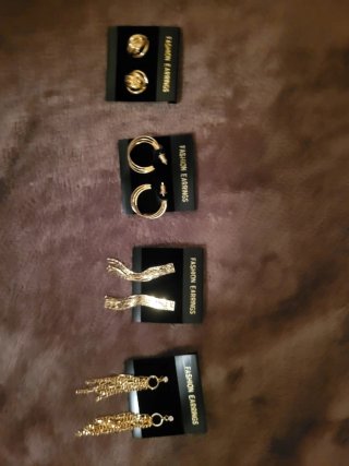 4 Cadenas y 4 Pulseras y 4 pendientes oro