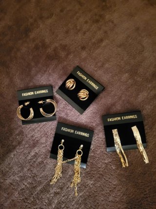 4 Cadenas y 4 Pulseras y 4 pendientes oro