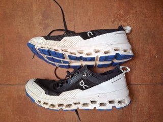Zapatillas ON Running Negras y Blancas