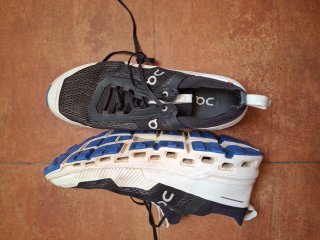 Zapatillas ON Running Negras y Blancas