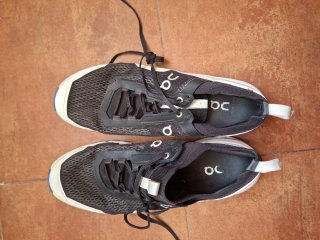 Zapatillas ON Running Negras y Blancas