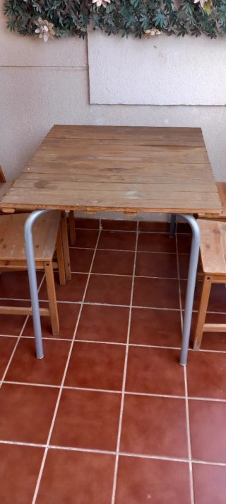 Mesa y 2 sillas de jardín madera y metal