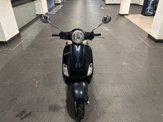 Vespa LX125 Scooter Negra Asiento Marrón 25.000 km