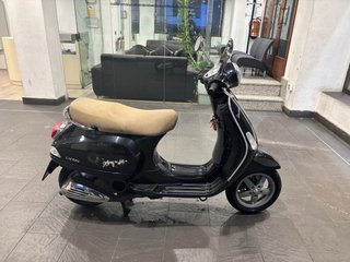 Vespa LX125 Scooter Negra Asiento Marrón 25.000 km