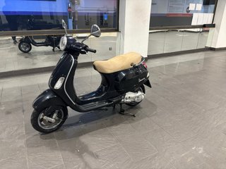 Vespa LX125 Scooter Negra Asiento Marrón 25.000 km