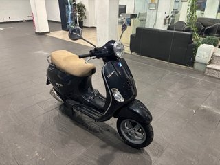 Vespa LX125 Scooter Negra Asiento Marrón 25.000 km
