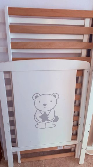 Cuna de bebé con colchón