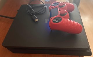 PS4 Slim 500GB + Mando Rojo + 3 Juegos