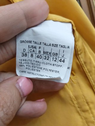 Cazadora fina amarilla Talla 40/M Italia como nuev