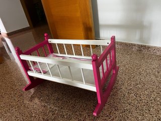 Cuna de muñeca rosa y blanca