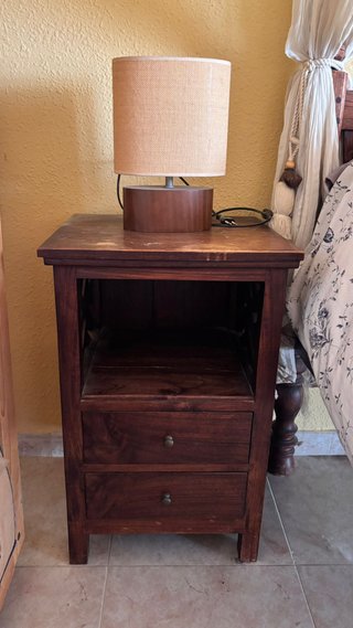 Dormitorio completo con dosel
