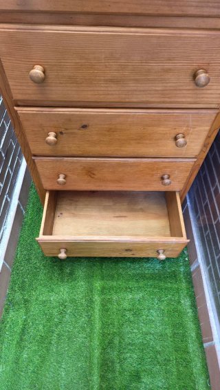 Cómoda de madera con 5 cajones