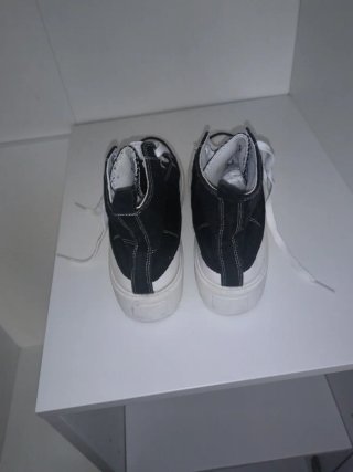 Zapatillas botita All Star negras y blancas