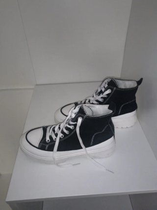 Zapatillas botita All Star negras y blancas