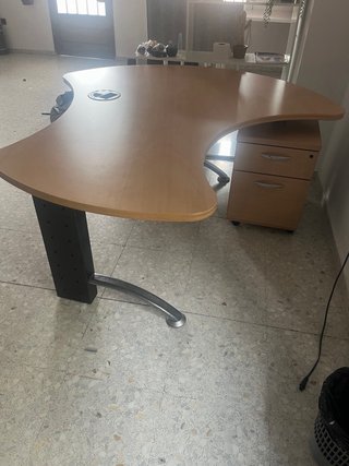 Escritorio curvo madera y metal con cajonera