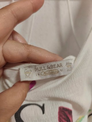 Camiseta de chica talla M de Pull & Bear.