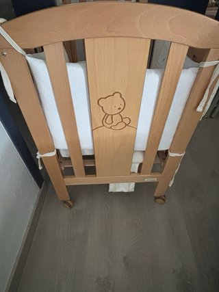 Cuna de madera para bebé
