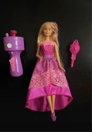 Barbie con vestido rosa y accesorios