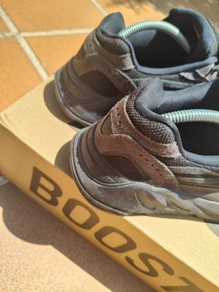 Adidas Yeezy 700 Negras Talla 42