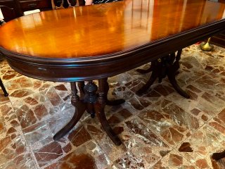 Mesa de comedor de madera oscura