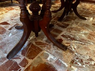Mesa de comedor de madera oscura