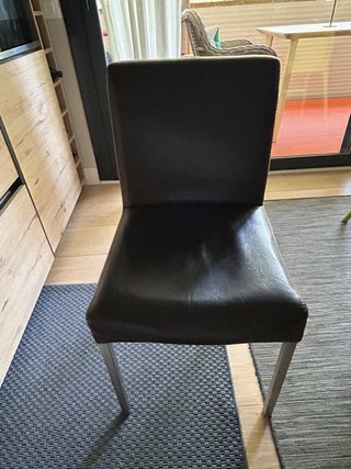 Mesa comedor madera marcaVICAL y 4 sillas de piel.