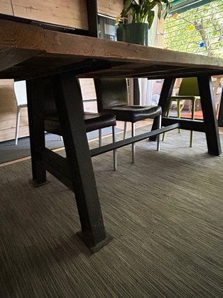 Mesa comedor madera marcaVICAL y 4 sillas de piel.