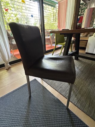 Mesa comedor madera marcaVICAL y 4 sillas de piel.