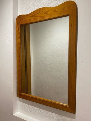 Mueble de madera con espejo