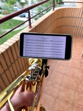 Atril móvil/ebook para trompeta