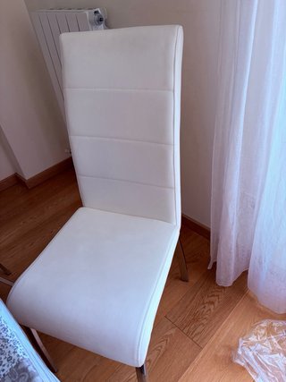 Sillas blancas polipiel y metal