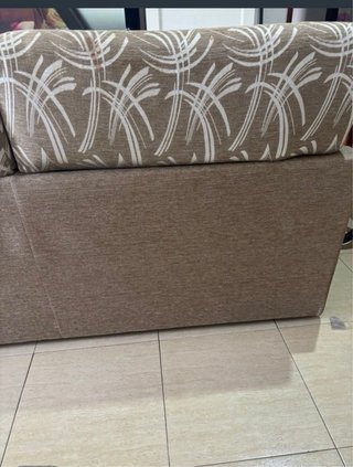 Sofá de tela beige y multicolor